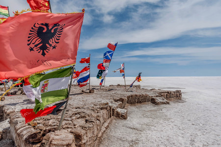 Flags of various nations at Salar de Uyuni ( Salt Lake), Boliviaのeditorial素材