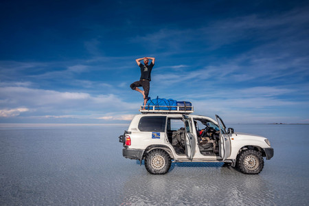 Off- road car on lake Salar de Uyuni, Boliviaのeditorial素材
