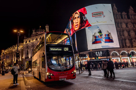 London, UK- January 10, 2018:Piccadilly Circus with billboards,people and city traffic in London, UKのeditorial素材