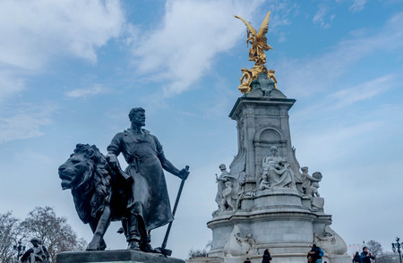 London, UK- January 12, 2018: Statue by Buckingham Palace in London, UKのeditorial素材