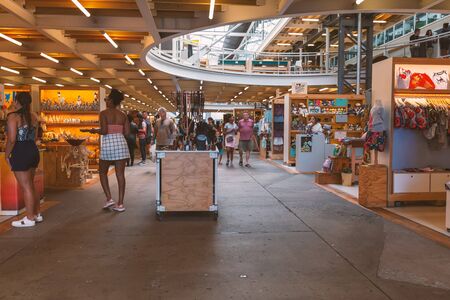 CAPE TOWN, SOUTH AFRICA - NOVEMBER, 2018: People shopping traditional african souvenirs and arts in center of Cape Townのeditorial素材