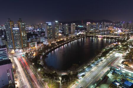 SEOUL, KOREA - MARCH, 2019: Night view of lake Seokchon and Jamsil area in Seoulのeditorial素材
