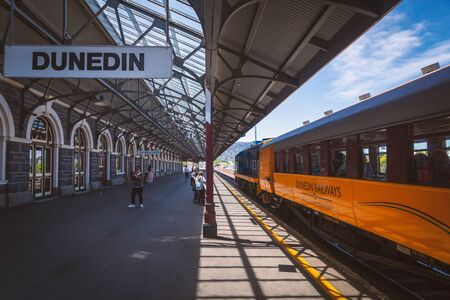 DUNEDIN, NEW ZEALAND - DECEMBER, 2017: Railway station platform and yellow train in Dunedinのeditorial素材