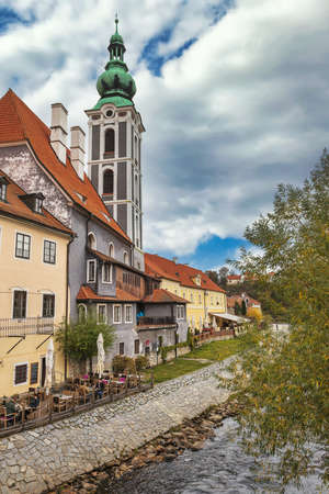 CESKY KRUMLOV, CZECH REPUBLIC - OCTOBER, 2019: RIver and old buildings of Cesky Krumlov townのeditorial素材