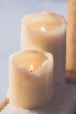 white candles on the table in the snow in  winterの写真素材