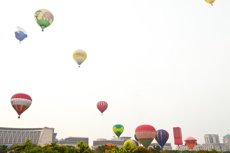For the 5th year running, the Putrajaya International Hot Air Ballon Fiesta returns from the 28th to 31st March 2013  Over 250,000 visitors, 25 hot air balloons, and 18 international balloonists are anticipated for this yearのeditorial素材