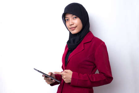 Young asian business woman wearing hijab speaking on the phoneの写真素材