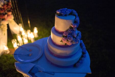 wedding cake near the arch in eveningの写真素材