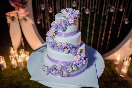 wedding cake near the arch in eveningの写真素材