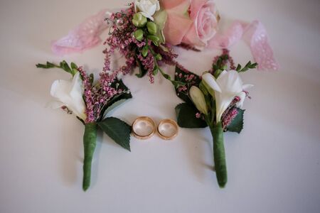 gold wedding rings on tableの写真素材