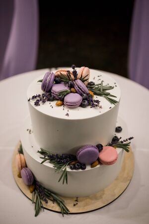 wedding cake near the arch in eveningの写真素材