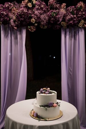 wedding cake near the arch in eveningの写真素材