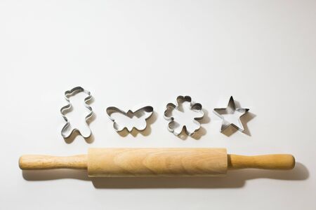 rolling pin with baking dish on white backgroundの写真素材
