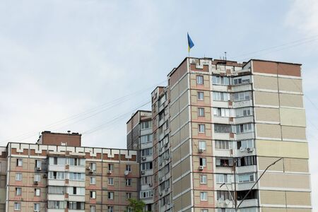 an apartment building in the cityの写真素材