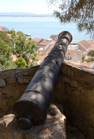 A cannon standing at the wall of the Sao Jorge Castle in Lisbon,formerly defending the fortressの写真素材
