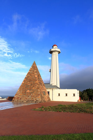 September 28 2022 - Port Elizabeth in South Africa: This memorial with a pyramid and mosaic is located in Donkin' Reserve. From this site you have a wonderful view over the townのeditorial素材
