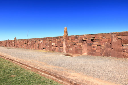 old stones at the Tiwanaku Tiawanacu Tiahuanaco ruin site in Boliviaの写真素材