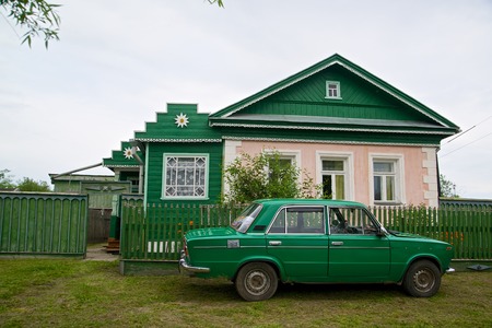 The picture of typical old-fashioned house on the roads of Russiaのeditorial素材