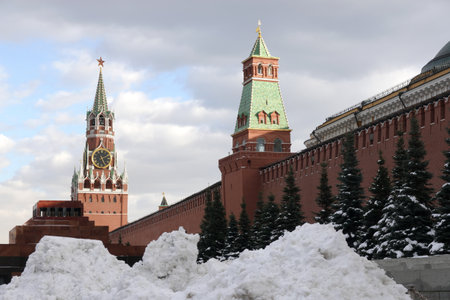 <p>Red Square and Kremlin towers in Moscow covered with large high snow drifts snow and gloomy clouds above on overcast day</p>の写真素材