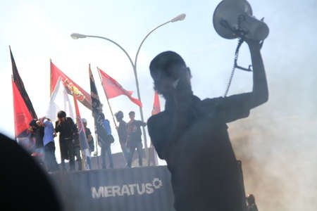 Indonesian students held a demonstration demanding that the government be responsible for the weakening of the rupiah exchange rate against the US Dollar.のeditorial素材