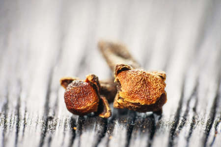 pile cloves on wood の写真素材