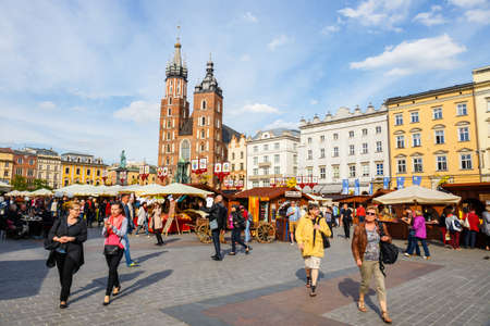 KRAKOW, POLAND - May 15 2015: Unidentified tourists visiting main market square in Krakow, Polandのeditorial素材