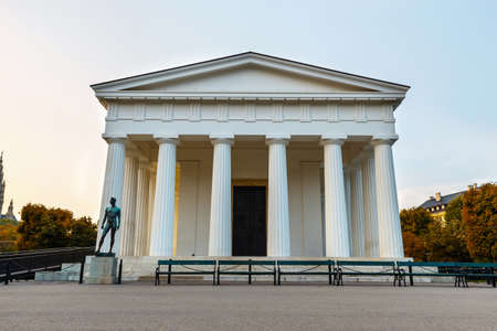 Volksgarten in Vienna, Austria. Neoclassical Theseus Templeのeditorial素材