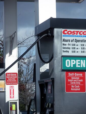 SPOKANE/WASHINGTON STATE /USA _Consumer pumping gasoline from costco gasoline  station 7 Mach 2011   のeditorial素材