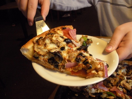 LEWISTON/IDAHO/USA _  American chian food restaurant Pizza Hut ,Super sprieme Pizza and pepsi drinks with chocolate dessert Pizza dip in chocolate sourse  12 March 2011   のeditorial素材