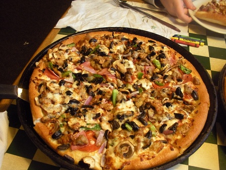 LEWISTON/IDAHO/USA _  American chian food restaurant Pizza Hut ,Super sprieme Pizza and pepsi drinks with chocolate dessert Pizza dip in chocolate sourse  12 March 2011     のeditorial素材