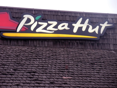 LEWISTON/IDAHO/USA _  American chian food restaurant Pizza Hut ,Super sprieme Pizza and pepsi drinks with chocolate dessert Pizza dip in chocolate sourse  12 March 2011      のeditorial素材