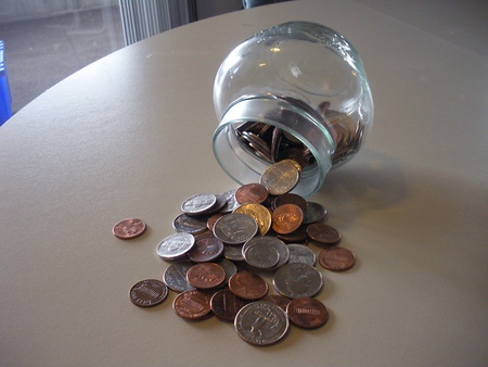 LEWISTON/IDAHO/USA _  Grandmother saves coin for grand d child  and uses coins acounting machine for actual amount  at pptlapch federal credi union  14 March 2011      のeditorial素材