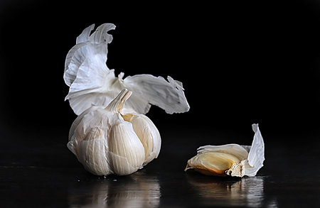 - still life, white garlic on a black backgroundの写真素材