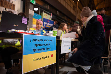 WROCLAW, POLAND - MARCH 4; 2022: Aid for war refugees from Ukraine organized at railway station in WrocÅaw. The inscription in Ukrainian "Help with food in transport accommodation. Glory to Ukraine"のeditorial素材