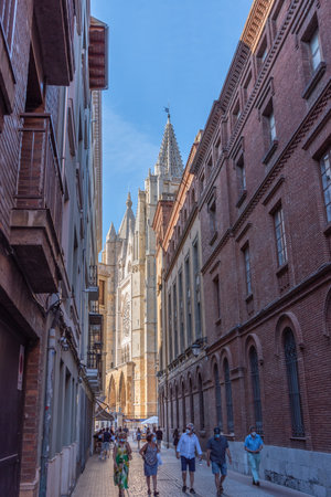 Leon, SPAIN - 07/16/2020: people wearing mask walking in streets of Leon with view of Cathedralのeditorial素材