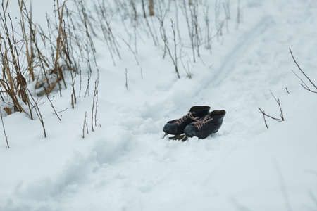 Old skates in the snow close upの写真素材