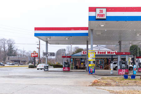 Buford, Georgia - Jan 16th 2021: 20 Penny Gas Station in Buford, Georgiaのeditorial素材