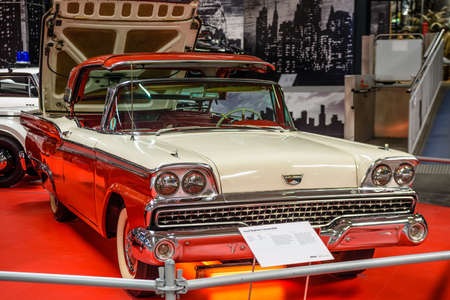 SINSHEIM, GERMANY - MAI 2022: white red cabrio Ford Skyliner Convertible 1959 292psのeditorial素材