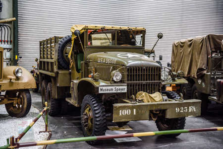 SINSHEIM, GERMANY - MAI 2022: american khaki military medium duty truck GMC CCKW 352 1942 104ps WW2のeditorial素材
