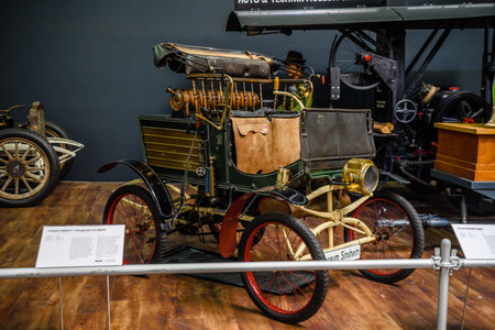 SINSHEIM, GERMANY - MAI 2022: black Grout Steam car 1899 8psのeditorial素材