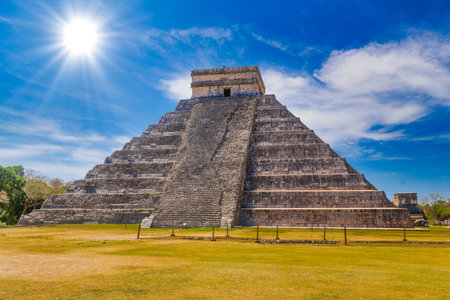 Temple Pyramid of Kukulcan El Castillo, Chichen Itza, Yucatan, Mexico, Maya civilization.の素材 [FY310196620317]