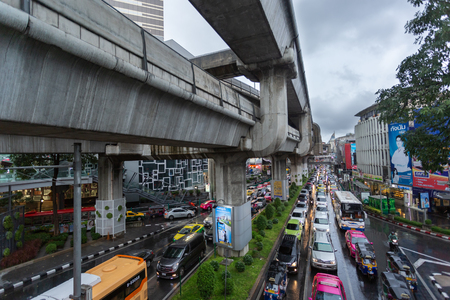 BANGKOK, THAILAND - AUGUST 18, 2018 : traffic jam at the road from under the sky train bridge near the Siam station. Pathum Wan Intersection bangkok thailand.のeditorial素材