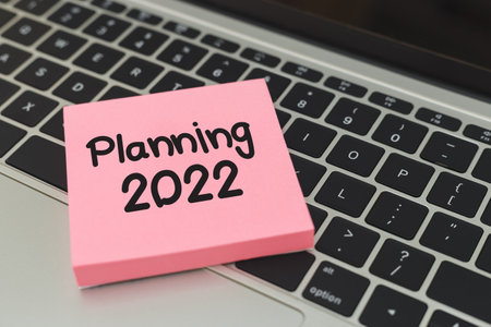 Sticky post notepaper with text planning 2022 on laptop keyboard.
remind target message notepaper.の写真素材