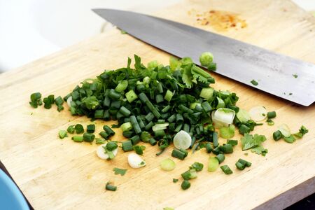 chopped onions on chopping boardの写真素材