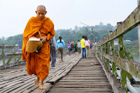 SANGKHLA BURI , KANCHANABURI, THAILAND - DEC 31, 2008: unidentified buddhist monk on Uttamanusorn Bridge, better known as Saphan Mon,のeditorial素材