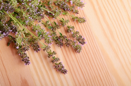 Bouquet of thyme flowers on a wood table backgroundの写真素材