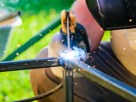 Selective focus on the flash of an electrode cutting metal. Welding and cutting of metal with an...