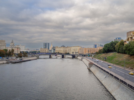 Moscow. Russia. September 22, 2022. View from the Bogdan Khmelnitsky pedestrian bridge to the Moskva River, Rostovskaya embankment and the government house of the city of Moscow on a cloudy autumn dayのeditorial素材