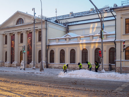 Workers clear snow with shovels on a winter day on Volkhonka Street in Moscow against the backdrop of the State Museum of Fine Arts named after AS Pushkin. Moscow. Russia. January 19, 2024.のeditorial素材