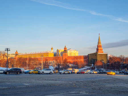 View of the Moscow Kremlin in the sun on a winter evening. Car traffic jam against the backdrop of the Moscow Kremlin. Moscow. Russia. January 19, 2024. High quality photoのeditorial素材